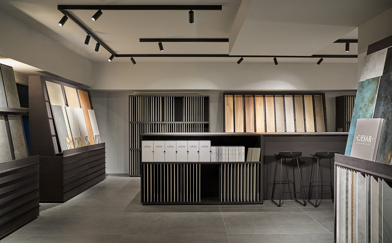 11 Mo1950 Showroom scaled