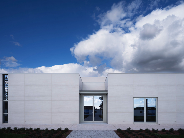 Modern building with Caesar porcelain stoneware ventilated facade